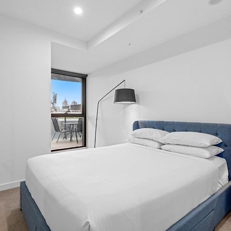 High-Rise Inner-City 2-Bed With Sauna, Gym & Spa Melbourne Bagian luar foto