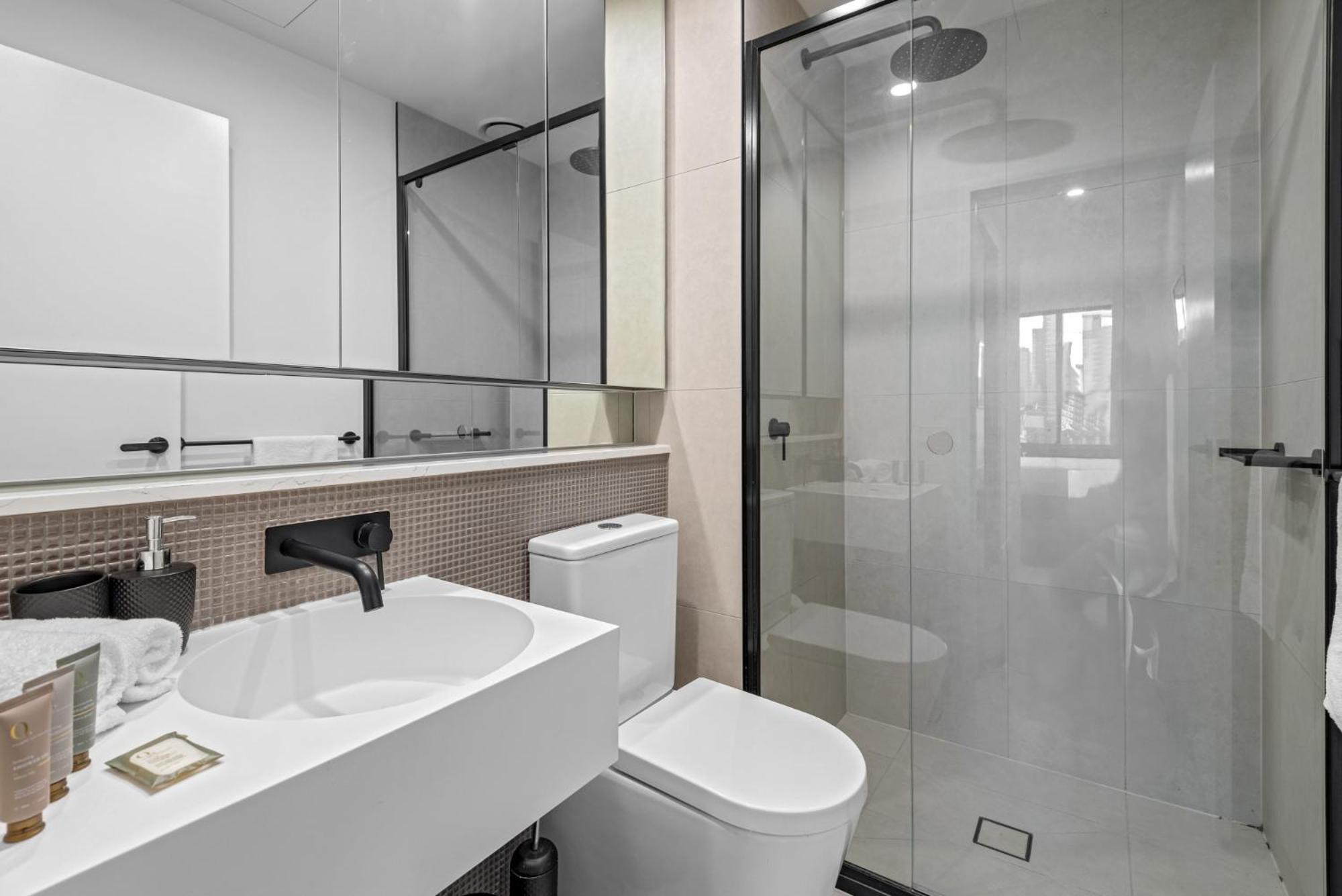 High-Rise Inner-City 2-Bed With Sauna, Gym & Spa Melbourne Bagian luar foto