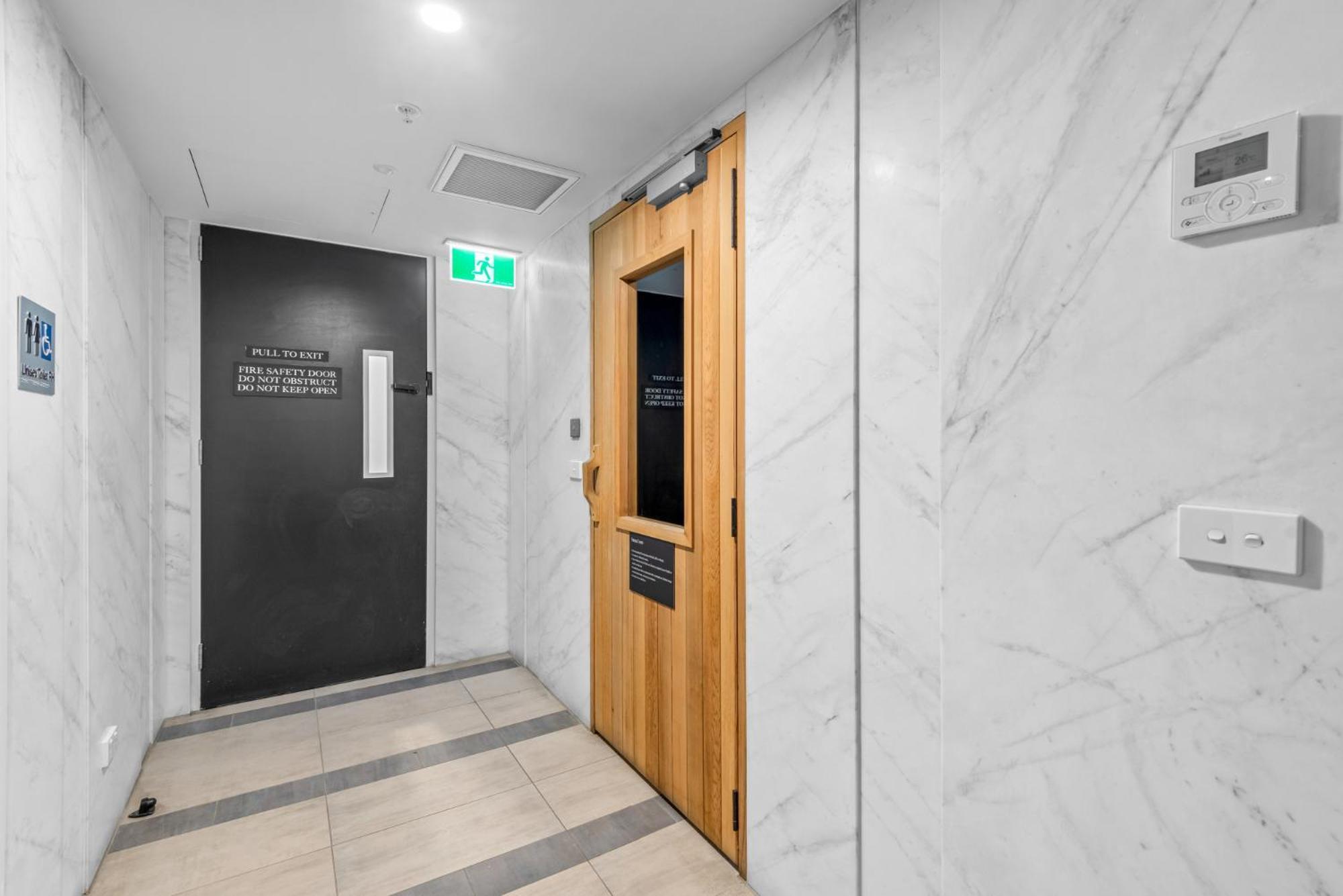 High-Rise Inner-City 2-Bed With Sauna, Gym & Spa Melbourne Bagian luar foto