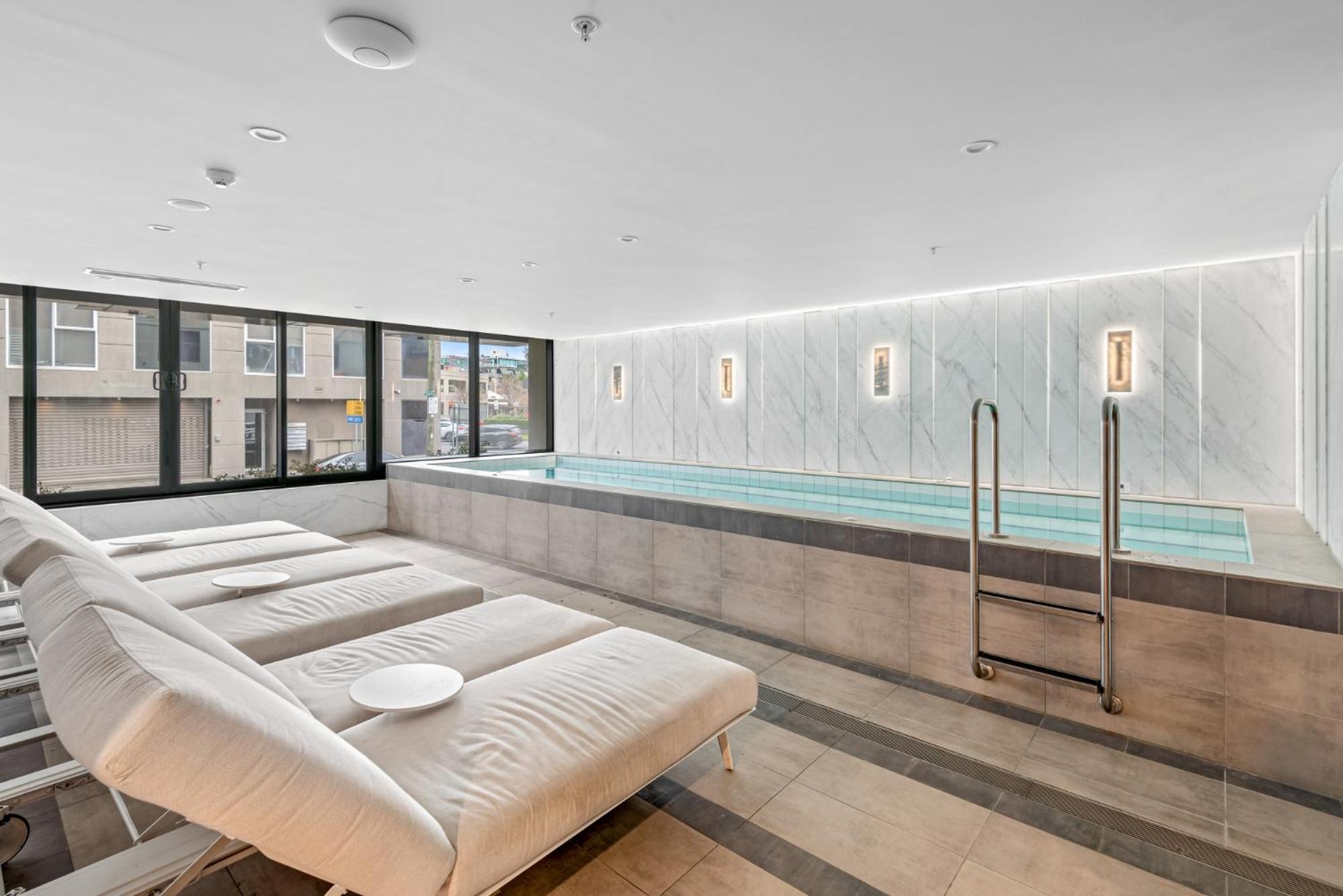 High-Rise Inner-City 2-Bed With Sauna, Gym & Spa Melbourne Bagian luar foto