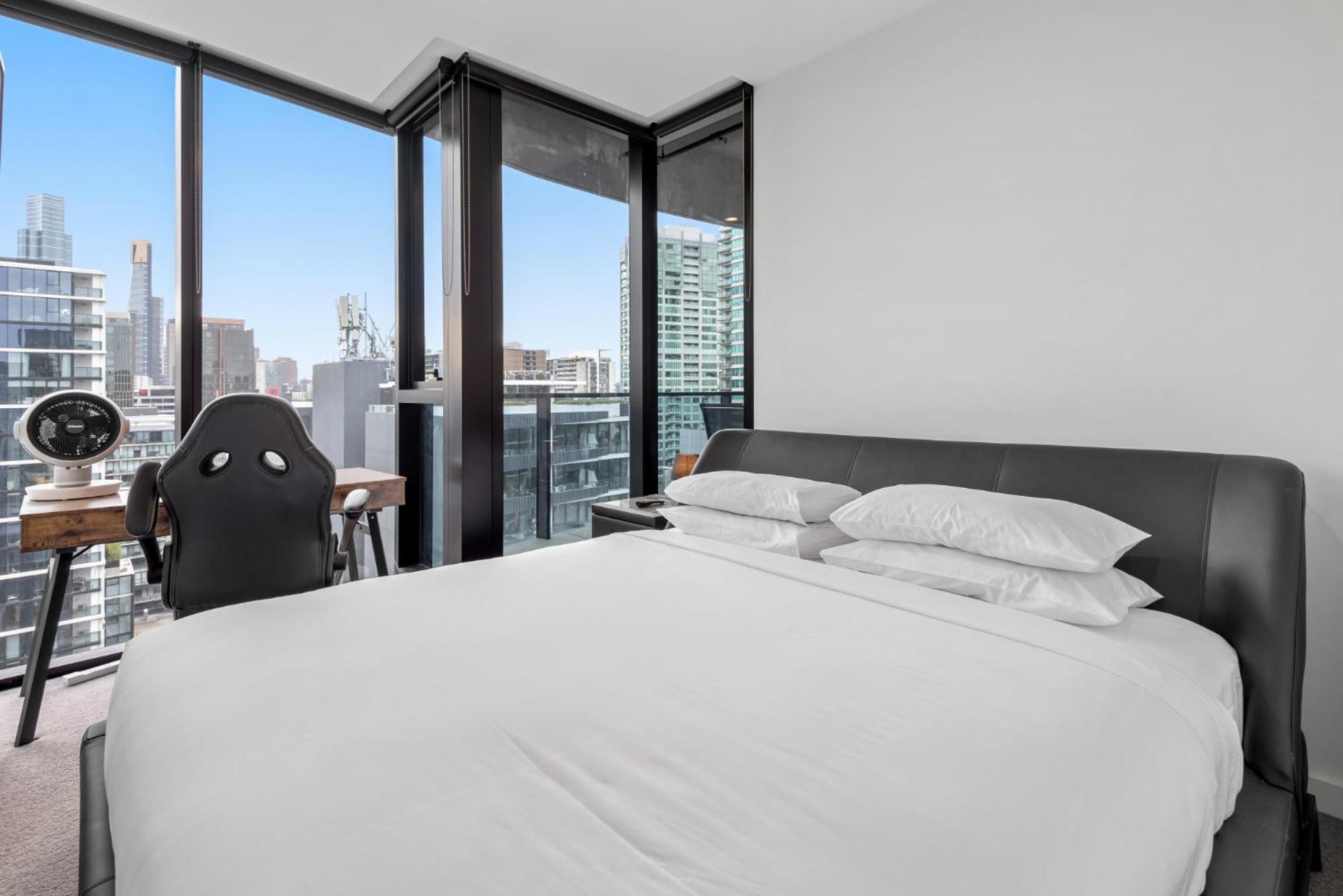 High-Rise Inner-City 2-Bed With Sauna, Gym & Spa Melbourne Bagian luar foto